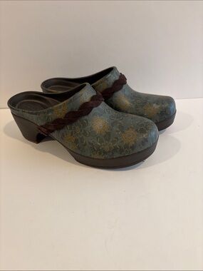 CROCS Floral-Print Clogs in Teal and Brown Braided Strap